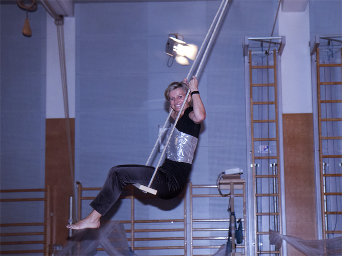 Lisi Lanbach auf der Schaukel